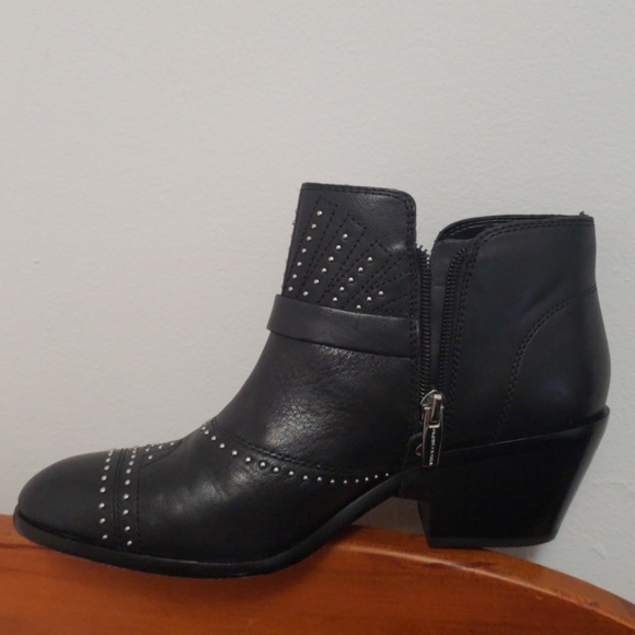 VINCE Camuto 'Dorintina' Bootie - Picture 3 of 4